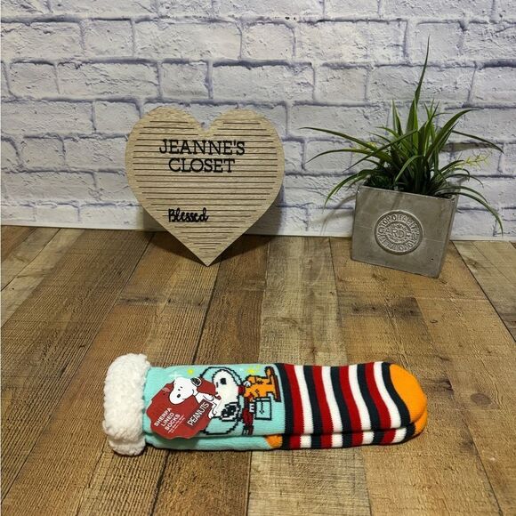Peanuts Sherpa Lined Socks Skating Snoopy One Size Fits Most Warm Non-Slip NEW - Picture 2 of 5